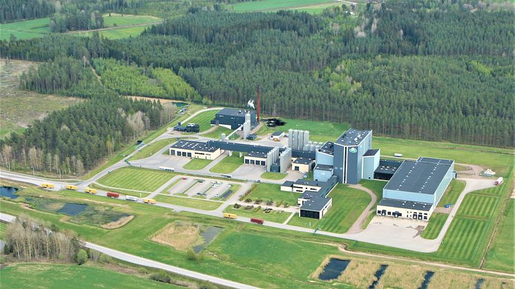 Dagen före julafton 2004 kom det första riktiga mjölklasset till pulverfabriken i Vimmerby, en testkörning med mjölk gjordes redan den 6 december samma år. Sedan starten för 20 år sedan har kapaciteten nästan fördubblats. Foto: Arla