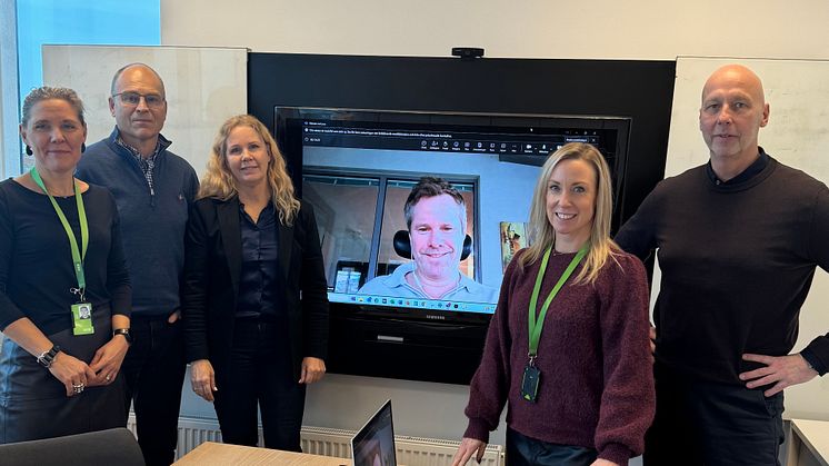 På bilden från vänster:  Lisa Werdin (SEB), Per Nilsson (Svensk FöretagsFörmedling), Carina Ogrander (Gottskärs Hemtjänst), Henrik Stenberg (köparens advokat), Theresé Taube (SEB) och Per Andersson (Axcurae Group).