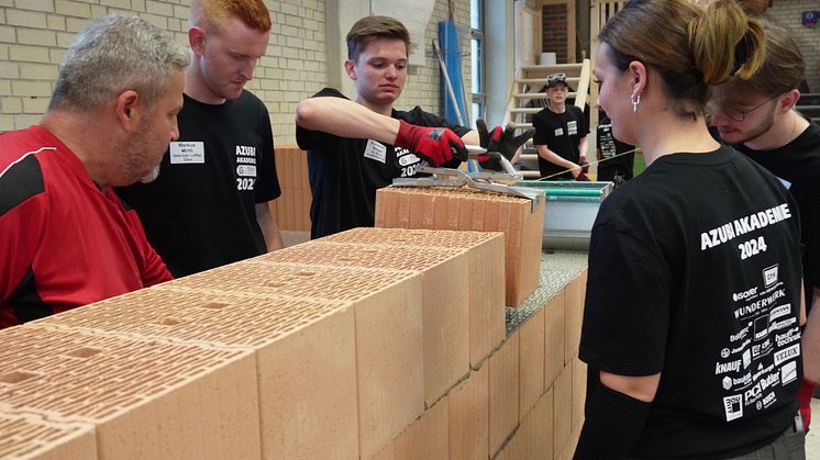 Learning by doing: Bei der Azubi-Akademie des hagebau Spezialisierungssystems Bauen+Modernisieren Fachhandel lernten die Teilnehmer den praktischen Umgang mit Baustoffen. Auch Mauern stand auf dem Programm
