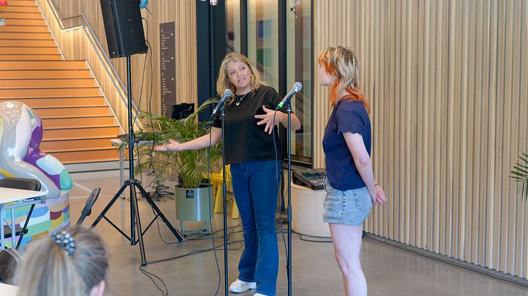 F.v: Lene Dalgård, prosjektleder og fagleder i Visuell kunst ved Knuden/Kunstsilo og elev Aud Tone Ausland. Foto: Adrien le Gall
