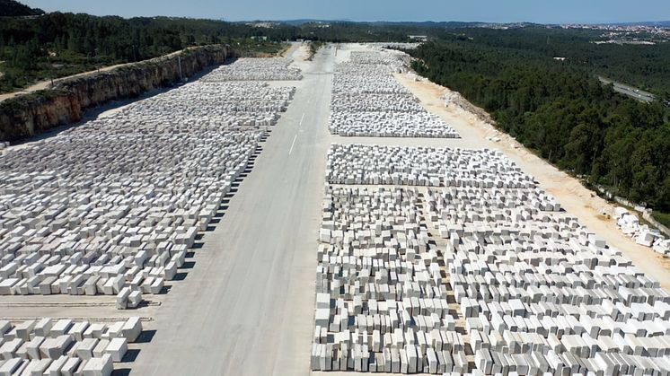 Stocks in Filstone‘s limestone quarry in Fátima, Portugal. (© Surplex).