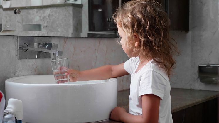 PFAS er vanskelig nedbrytbare kjemikalier som kan forurense drikkevann og skade helsen.