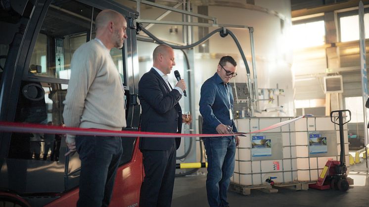 Per-Gunnar Pelsholen, Jim Lingman och Thomas Kisen klipper bandet och inviger därmed nya AdBluefabriken i Kongsvinger. Foto: Johannes Glans.