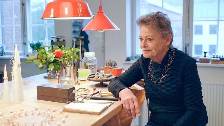 Den internationalt anerkendte smykkedesigner og guldsmed Jytte Kløve lukker butikken i Lyngby Hovedgade og sætter derfor flere af smykkerne på auktion hos Bruun Rasmussen den 30. oktober. 