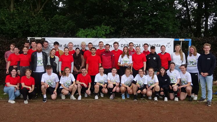 "Deutsche Fußballmeisterschaft der Mathematik" 2024: helfende und mitspielende Studierende der Universität Vechta.