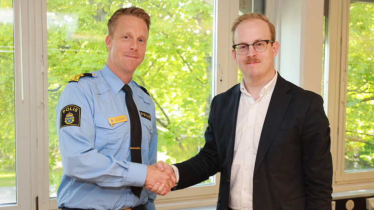 Christian Nordin, lokalområdeschef för polisen i Ängelholm och Robin Holmberg (M), kommunstyrelsens ordförande, signerade samverkansavtalet.