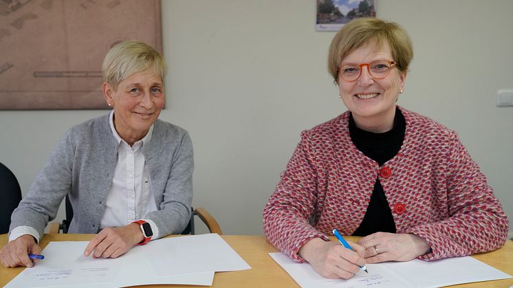 Cornelia Schütz (li.), Leiterin der Ludwig-Witthöft-Oberschule in Wildau, und Prof. Ulrike Tippe (re.), Präsidentin der TH Wildau, bei der Unterzeichnung der Kooperationsvereinbarung. (Bild: Sebastian Stoye / TH Wildau)