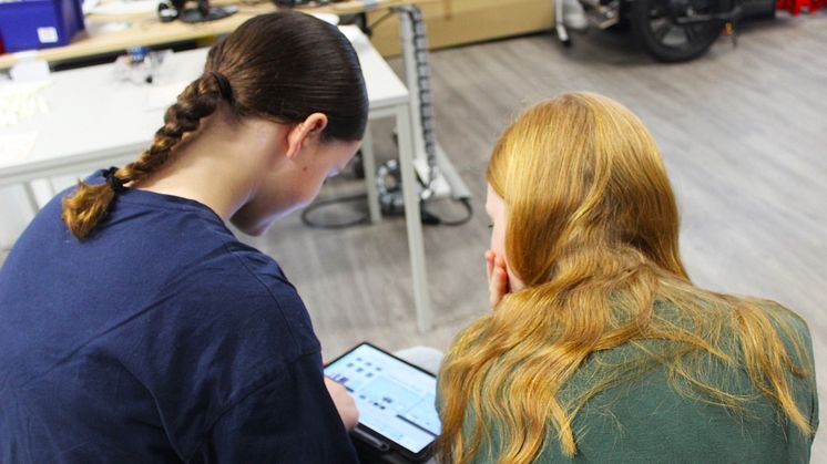 Beim Girls‘ Day 2025 an der TH Wildau tauchten 23 Schülerinnen in die Welt der nachhaltigen Verkehrsplanung ein, gestalteten u. a. mit einer App eigene Straßen und erkundeten das Radverkehrslabor. (Bild: Constanze Eichler / TH Wildau)