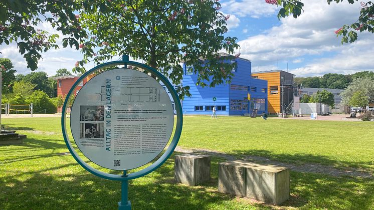Mit dem Gedenkort auf dem Campus der TH Wildau unweit der historischen Lokomotive erinnert die Hochschule an die Geschichte des Standorts. (Bild: Mareike Rammelt / TH Wildau)