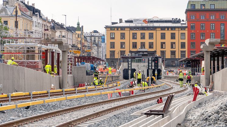 Ny skinnegang på Majorstuen stasjon, med høy aktivitet av arbeidere i gult vernetøy