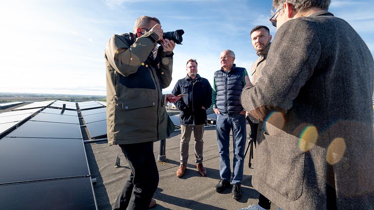 Från vänster: Fotograf (unnamed), Tony Johansson styrelsens ordförande LKF, Börje Hed vice styrelseordförande LKF, Gustav Karlström energistrateg LKF, Henrik Adamsson energi- och fastighetsteknikchef LKF. FOTO: Michael Svensson / LKF