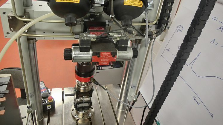 Um die Zukunft nachhaltiger Kunststoffe geht es bei der 9. Duromer Tagung an der TH Wildau. Wie leistungsfähig beispielsweise solche Materialien unter realistischen Belastungsbedingungen sind, untersucht eine dynamische Prüfmaschine wie hier im Bild.