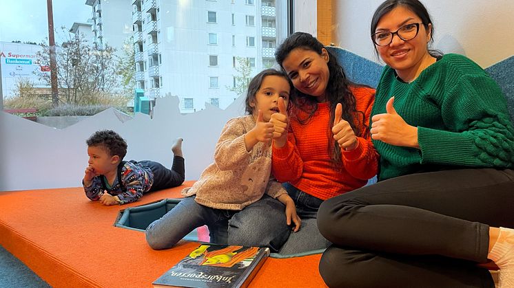 Naima Ben Solah, Masome Rezvani och Naimas barn trivs på kulturhuset och ger byggnaden tummen upp.