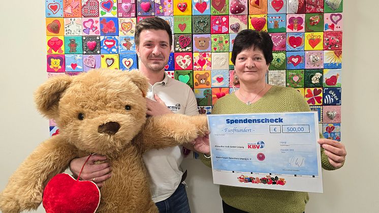Ronny Ledig übergab die Spende an Carola Lamm vom Kinderhospiz