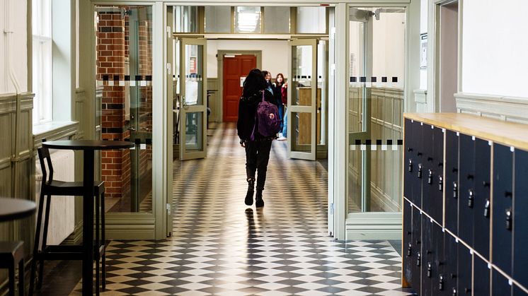 Det finns ett stort missnöje från berörda yrkesgrupper, bland annat lärare, mot förslaget om den så kallade angiverilagen.