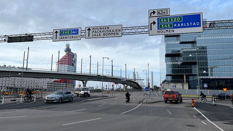 Delar av Stadstjänaregatan stängs för trafik i båda riktningar på grund av ett ledningsarbete.