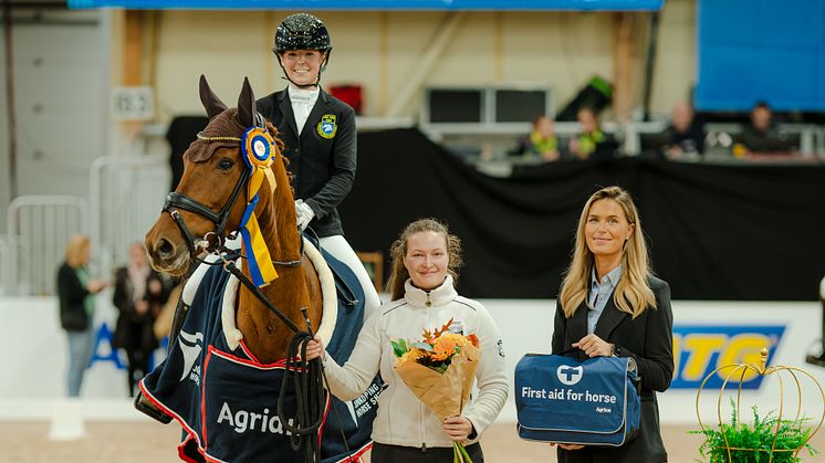 Dubbelseger för Lovisa Wessblad i 6-åringarnas Agria Star of Tomorrow Dressyr