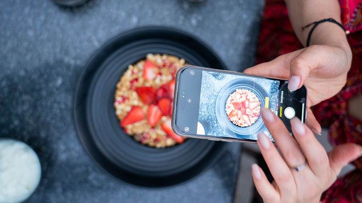 Sociala medier påverkar inte bara vad vi äter – de driver hela konsumtionsmönster i realtid. Bild: www.istockphoto.com