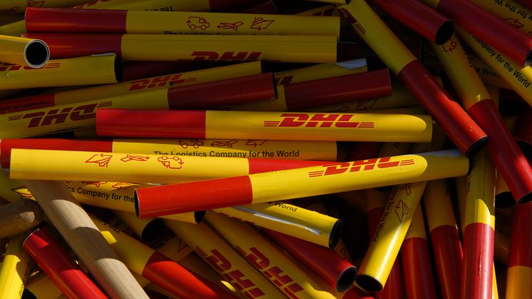 Når depechen skifter hænder i DHL Stafetten i tillid til at den næste person vil gøre sit bedste, symboliserer det de tusindvis af pakker, som kunderne dagligt har tillid til at DHL leverer hurtigt og sikkert i enhver afkrog af verden