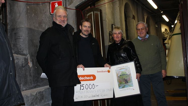 Niklas Jonsson, Sparbanksstiftelsen Dalarna till vänster och Alexandra Bennström, Swedbank delade ut stipendium till representanter för Museiföreningen Gefle-Dala Jernväg