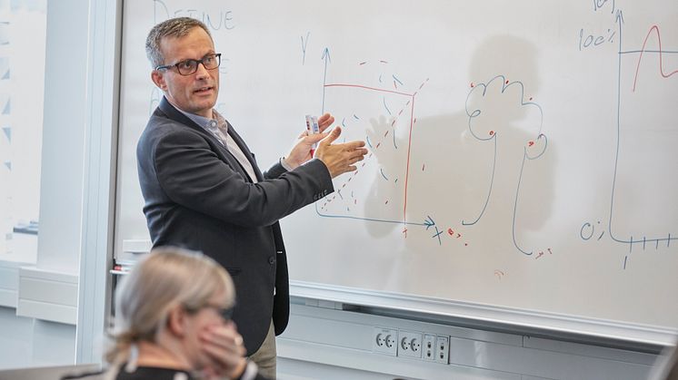 Danske produktionsvirksomheders omkostninger er op til en tredjedel for høje. En reducering kræver, at virksomhederne tør gøre op med gamle traditioner og indgroede arbejdsmetoder og implementere et nuanceret og mere holistisk syn på kvalitetssikring