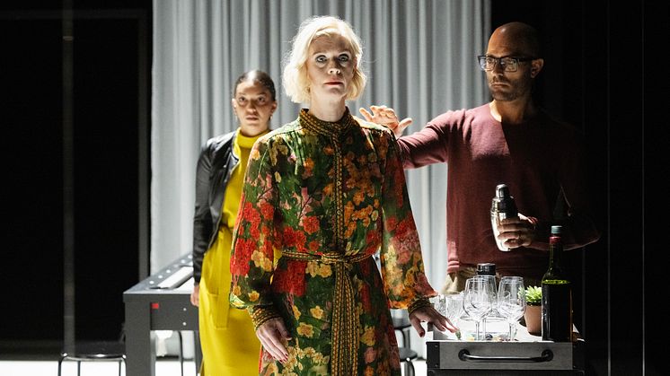 Nora Sadayo, Caroline Söderström och Jesper Söderblom i "skål för livet" med engelsk titel "no words". Foto: Ola Kjelbye.