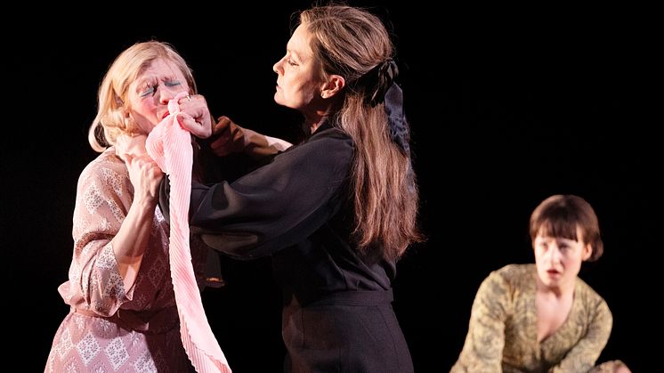 Caroline Söderström, Marie Richardson, Beata Hedman i Bernardas hus. Foto: Ola Kjelbye.
