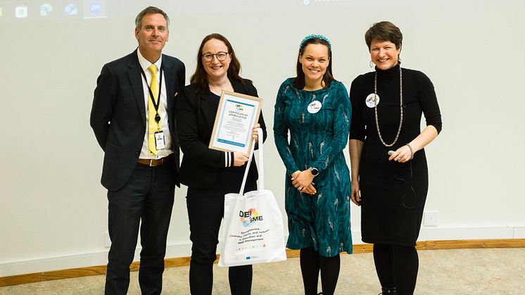 Prisutdeling på avslutningsmarkering. Fra venstre: Rektor Adam Smale, Vaasa University, Tiina Partanen, Foamit Group – Jenny Peräsarka, SupercoHR/Foamit Group - Aušrinė Šilenskytė, Ph.D. Erasmus+ DEI4SME prosjektleder. Foto: Julio Serrano