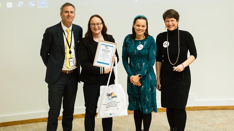 Prisceremoni vid avslutningsevenemanget. Från vänster: Dekanus Adam Smale, Vasa universitet, Tiina Partanen, Foamit Group – Jenny Peräsarka, SupercoHR/Foamit Group – Aušrinė Šilenskytė, Ph.D. Erasmus+ DEI4SME Projektledaret. Foto: Julio Serrano