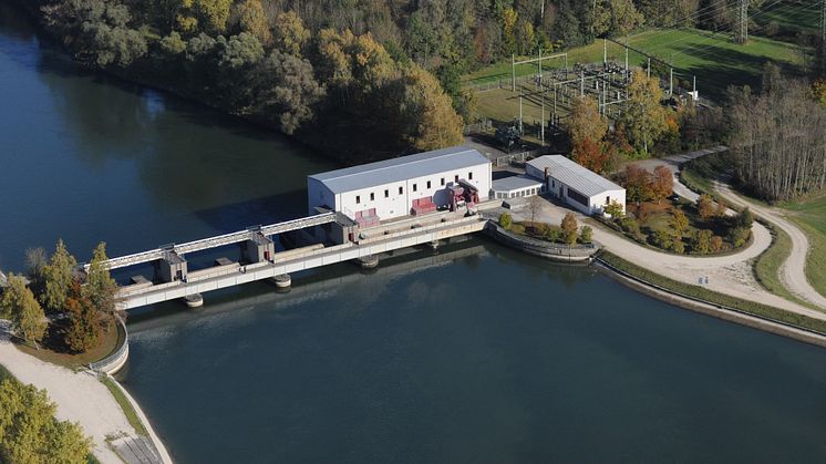 Das Kraftwerk Feldheim erzeugt im Verbund mit den vier Lechkraftwerken Ellgau, Oberpeiching und Rain jährlich 220 Millionen Kilowattstunden Strom aus erneuerbarer Energie für mehr als 80.000 Haushalte (Bild: LEW, Fotograf: Ulrich Wagner).