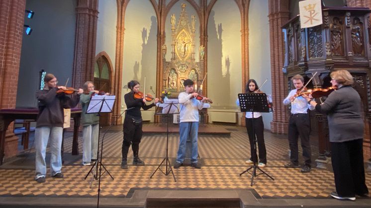 Sieben Geigen und ein Flügel: Erstes inklusives Konzert in der Apostelkirche mit klassischer und Ragtime Musik sowie einem Tango