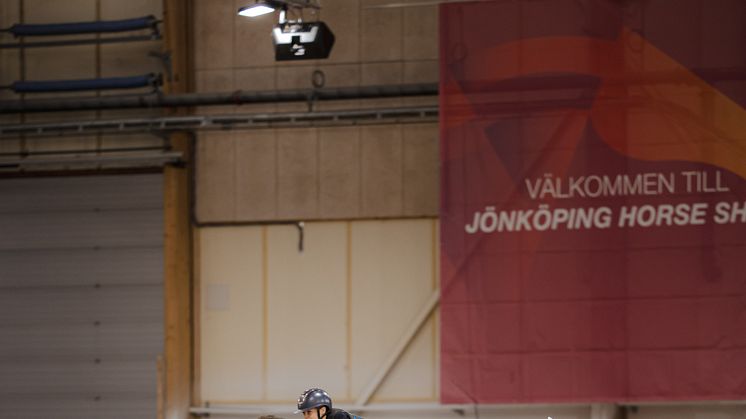 Victor Fredriksson och Munsboro Connery från Stäkets Ryttarnas HSF var ett av ekipagen som fightades om rosetterna i dagens final av Agria Pony Trophy .