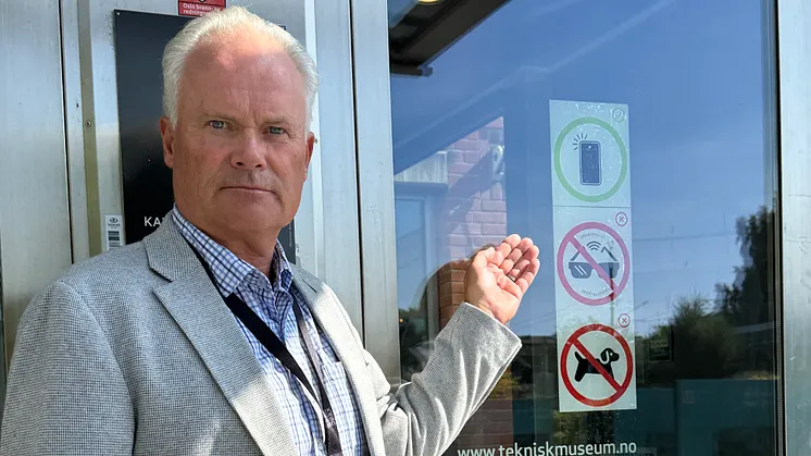 Direktør Frode Meinich vise forbudt skilt om bruk av smartbriller på museet