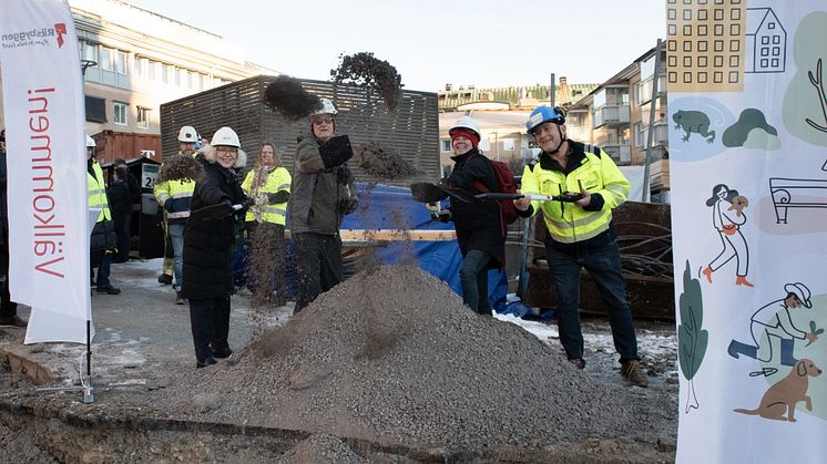 Från vänster:Janet Ågren, kommunalråd Umeå kommun, Assar Ernstsson som köpt en lägenhet, Johanna Frelin, vd på Riksbyggen samt Ulrik Wållberg, vd på Selbergs Bygg.