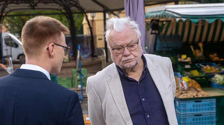 Florian Wagner, Geschäftsführer von heimatwurzeln e.V. im Gespräch auf einem Wochenmarkt in Ahrweiler über bürgerlichen Klimaschutz. Foto: heimatwurzeln e.V.