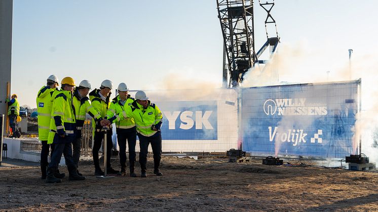 De eerste kolom van het nieuwe distributiecentrum van JYSK in Lelystad is geplaatst.