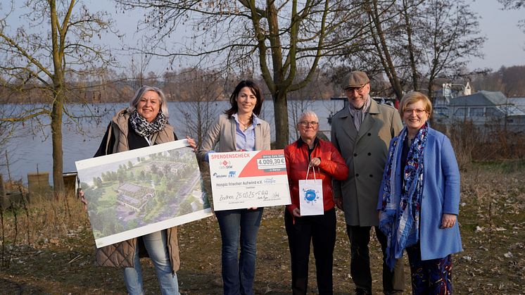Übergabe des Spendenchecks am geplanten Standort des Zeuthener Hospiz vom Verein Frischer Aufwind e.V. Bild: Mike Lange / TH Wildau
