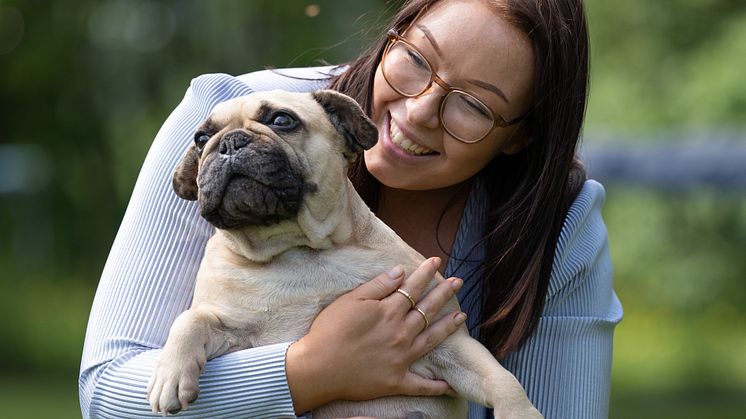 Fira kärleken på alla hjärtans dag tillsammans med din hund – vännen som sprider lycka, minskar stress och stärker ditt välmående.