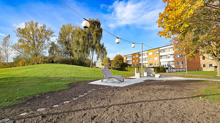 Barnen utsmyckar ny mötesplats på Gamlegården med konstnärliga gångstenar - välkommen på invigning