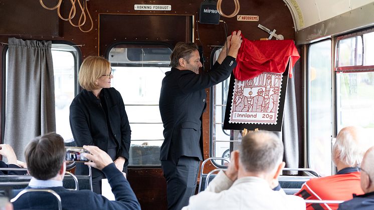 ENDELIG LANSERT: Daglig leder i Boreal Bane AS, Eirik Rambech-Knoff, får æren av å avduke frimerket, sammen med konserndirektør Silje Skogstad i Posten Bring. Foto: Posten Bring