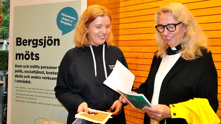 Sara Andersson från Framtidshubben tipsar om deras verksamhet till Catarina Brodén som är präst i Bergsjö kyrka