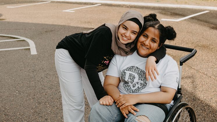 Minna Alhassani och Fadek Shaseb är två av ungdomarna på Erikshjälpen Framtidsverkstad i Adolfsberg.