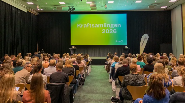 Åhörare i en föreläsningssal deltar på branscheventet Kraftsamlingen.