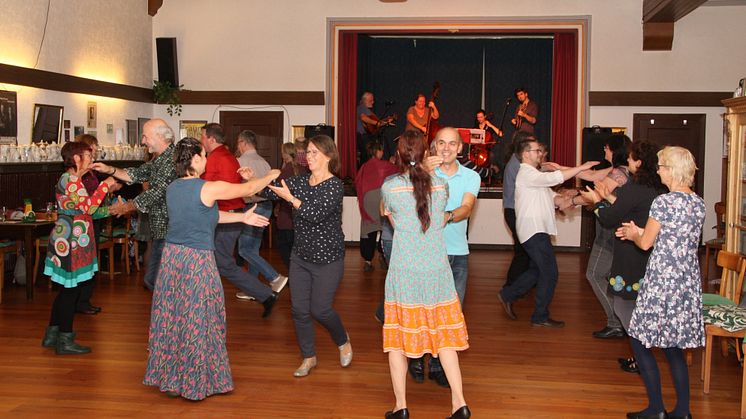 Saal im Gasthaus Linnenschmidt, Ostercappeln-Venne (aktuell im Umbau). Ausstattung und Aufbau der Einrichtung ist spezifisch. Wie die Dinge und deren Bedeutungen zusammenhängen, erforscht das Projekt (Foto: Venner Folk Frühling e. V. / Jascha Kempe)