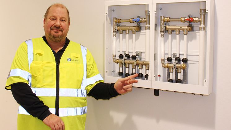 Veli Komulainen, affärs och systemutvecklingschef, LK Prefab i företagets Show-Room. Här visas skåp med kalla och varma sidan väl åtskilda, precis som i våtrumskassetten.