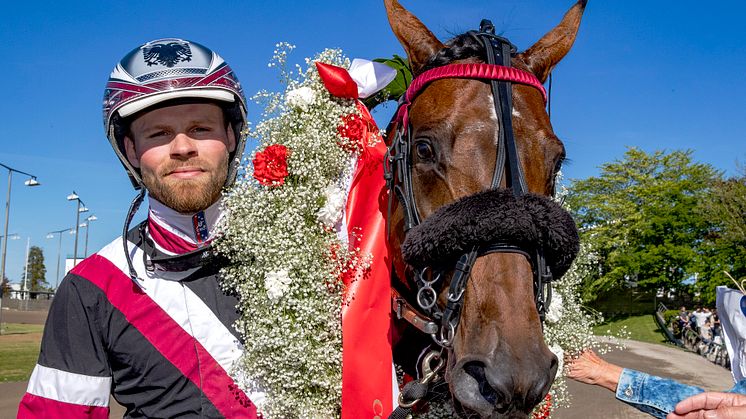 Barack Face och Adrian Kolgjini har fått en inbjudan till Åbergs. Foto: Burt Seeger.