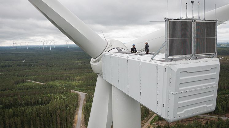 Aufstieg auf eine der neuen Anlagen während der Eröffnung des Windparks Björkliden.