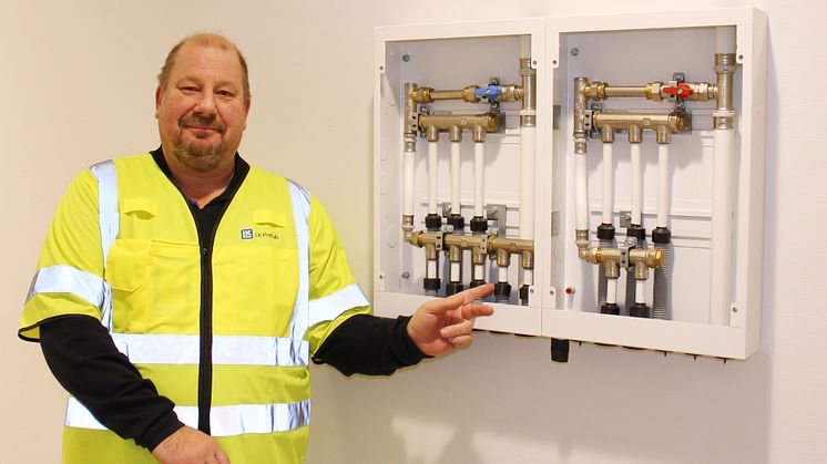 Veli Komulainen, forretnings- og systemutviklingssjef, LK Prefab i selskapets Show-Room. Her vises skap med den kalde og varme siden godt adskilt, akkurat som i våtromskassetten.