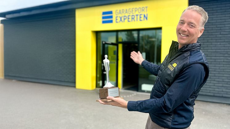 Som symbol för priset har Garageportexperten tagit emot en statyett – internt döpt till Francis – som redan intagit en hedersplats på supportkontoret. Här med kedjans VD Mikael Holmstrand. 
