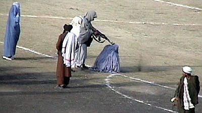 Bilden från Wikipedia visar avrättning av en kvinna 1999. 